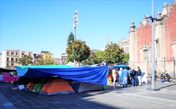 Normalistas instalan plantón en Centro Histórico de CDMX.