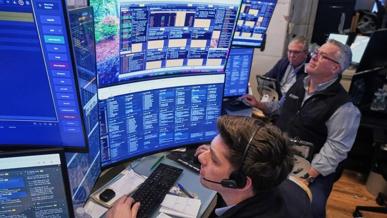 Caen acciones en Wall Street; S&P 500 baja 2.6% tras un informe de empleo sólido