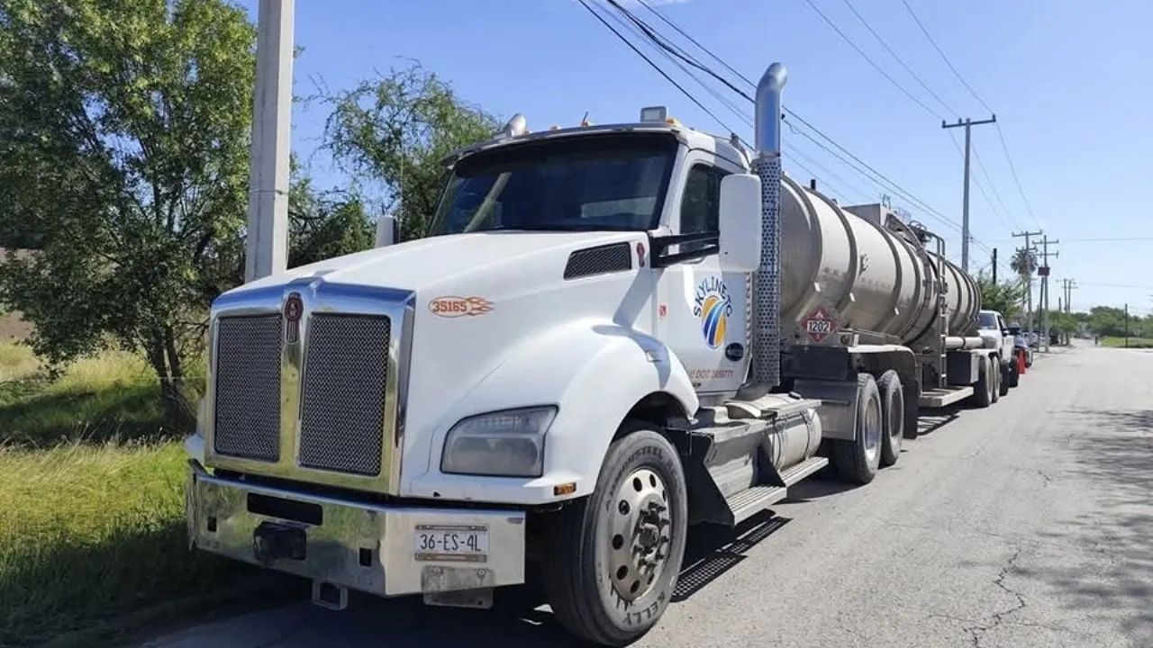 Aseguran pipas con 30 mil litros de combustible ilegal que entró de EU a Coahuila