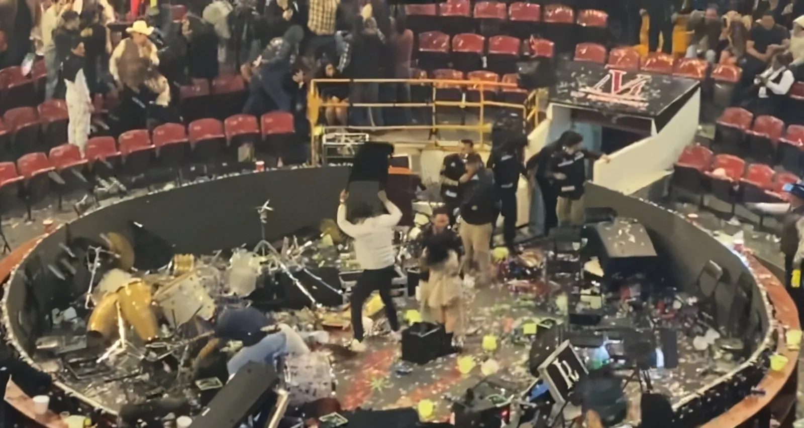 Disturbios en la Feria de Texcoco por negativa de Luis R. Conríquez a cantar narcocorridos (Video)