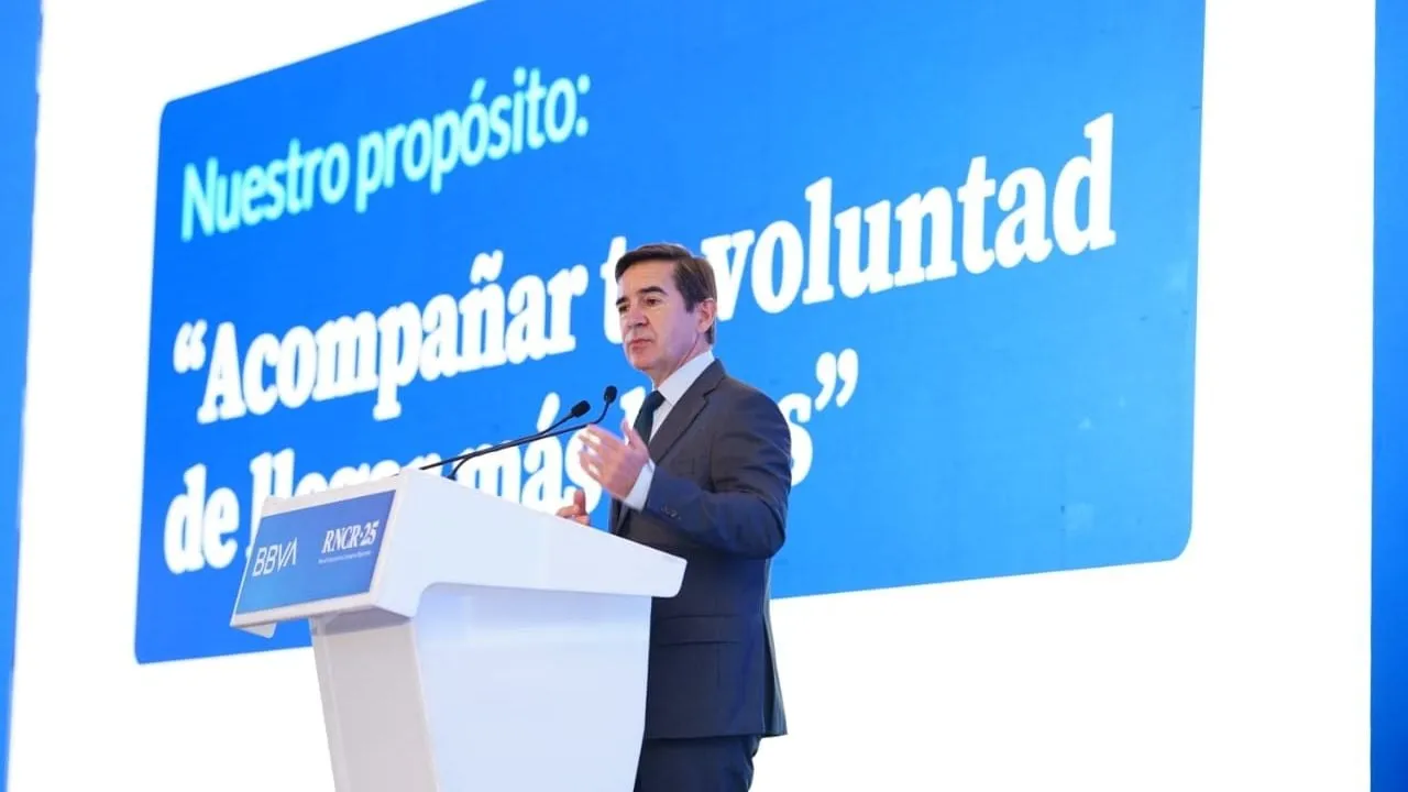 Los españoles de BBVA sí confían en el gobierno de Sheinbaum; invertirán 100 mil millones de pesos