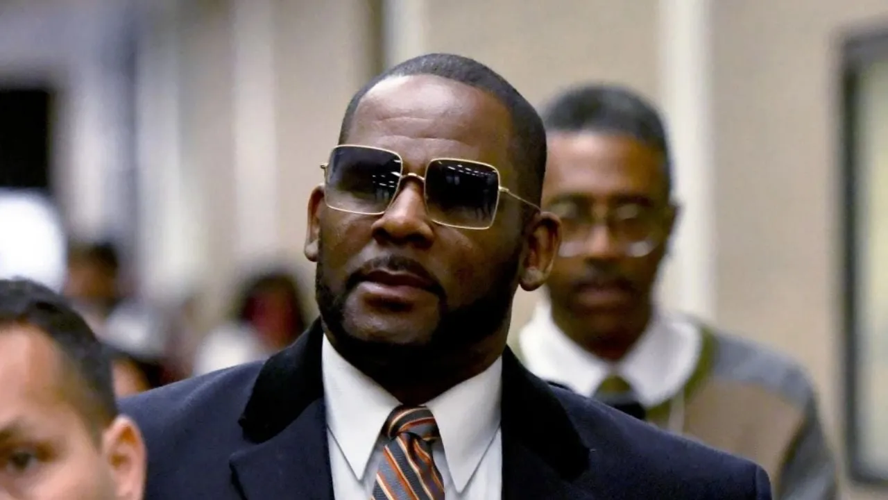 R. Kelly afirma que funcionarios de la prisión conspiraron para matarlo. El juez niega su liberación