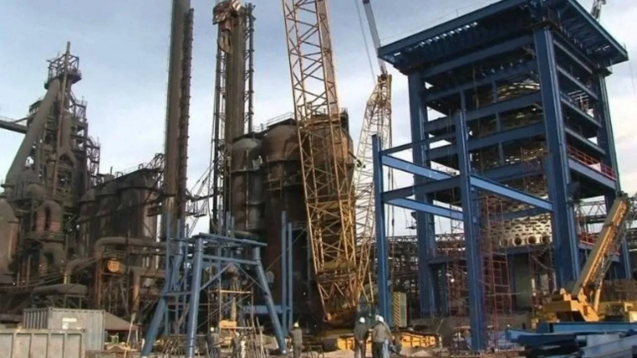 Trabajadores de AHMSA marchan hacia Saltillo para exigir su finiquito