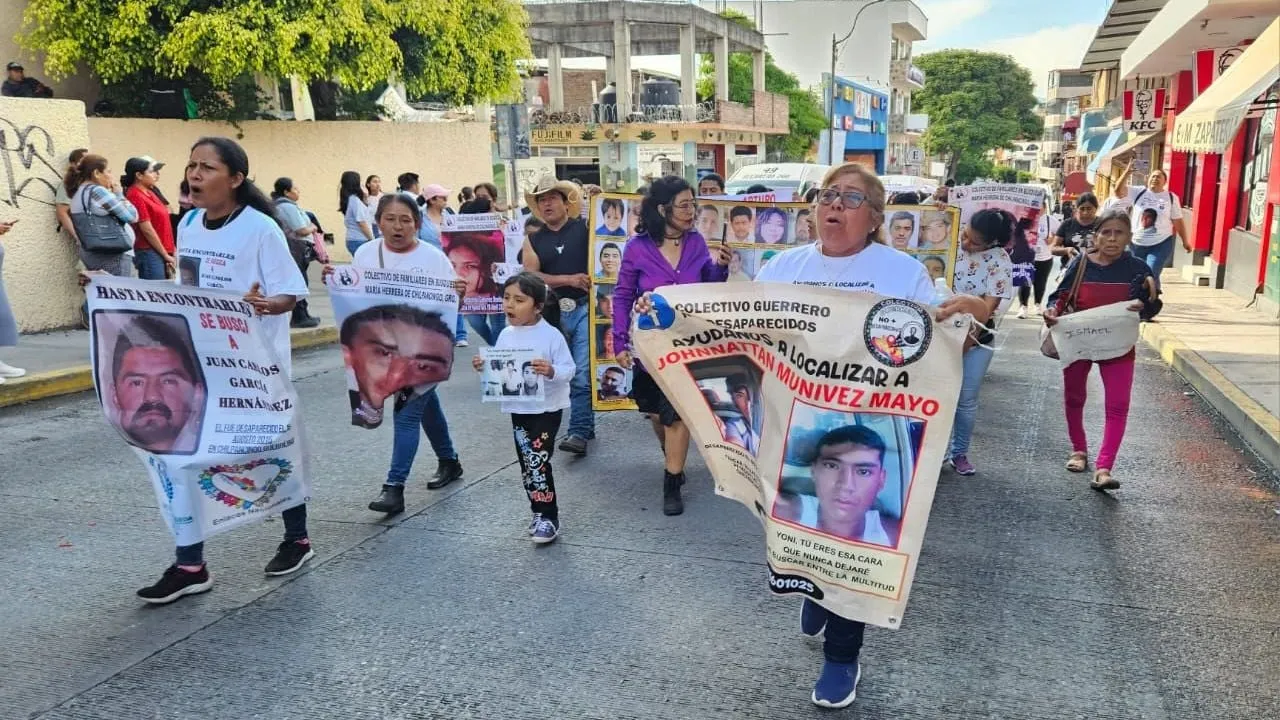Marchan en Acapulco en conmemoración del Día Internacional de las Víctimas de Desapariciones Forzada