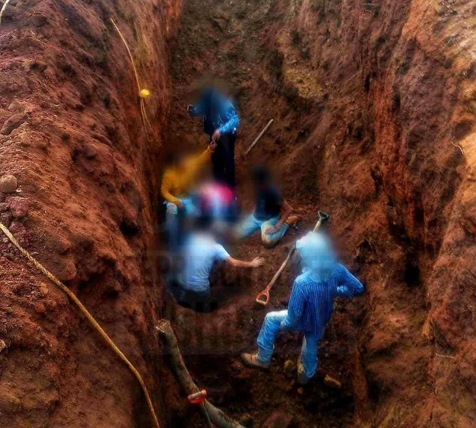 Joven quedó sepultado por derrumbe de tierra mientras trabajaba en una huerta aguacatera en Michoacán