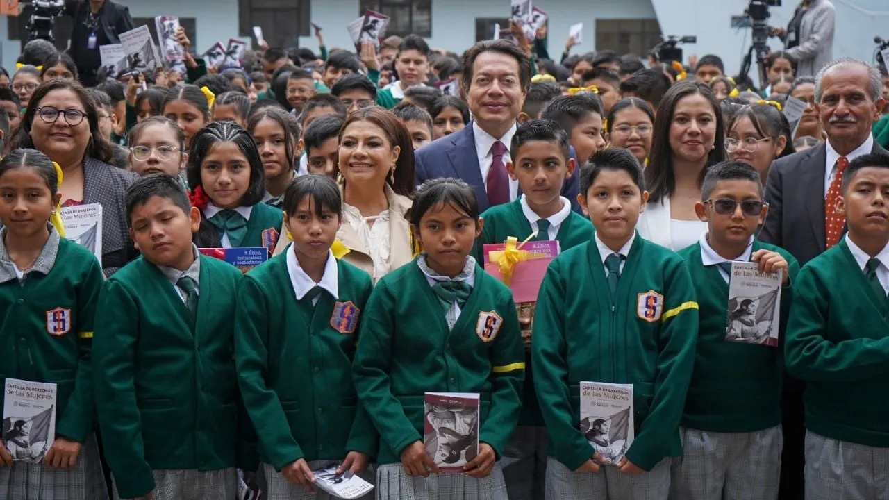 Inicia entrega de 6 millones de Cartillas de las Mujeres a estudiantes de secundaria