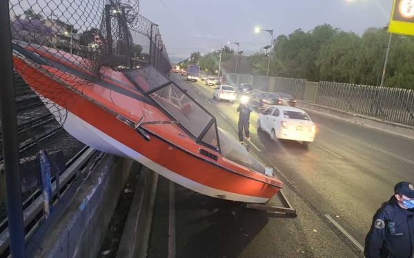 Accidente en Metro: Lancha se incrusta en instalaciones.