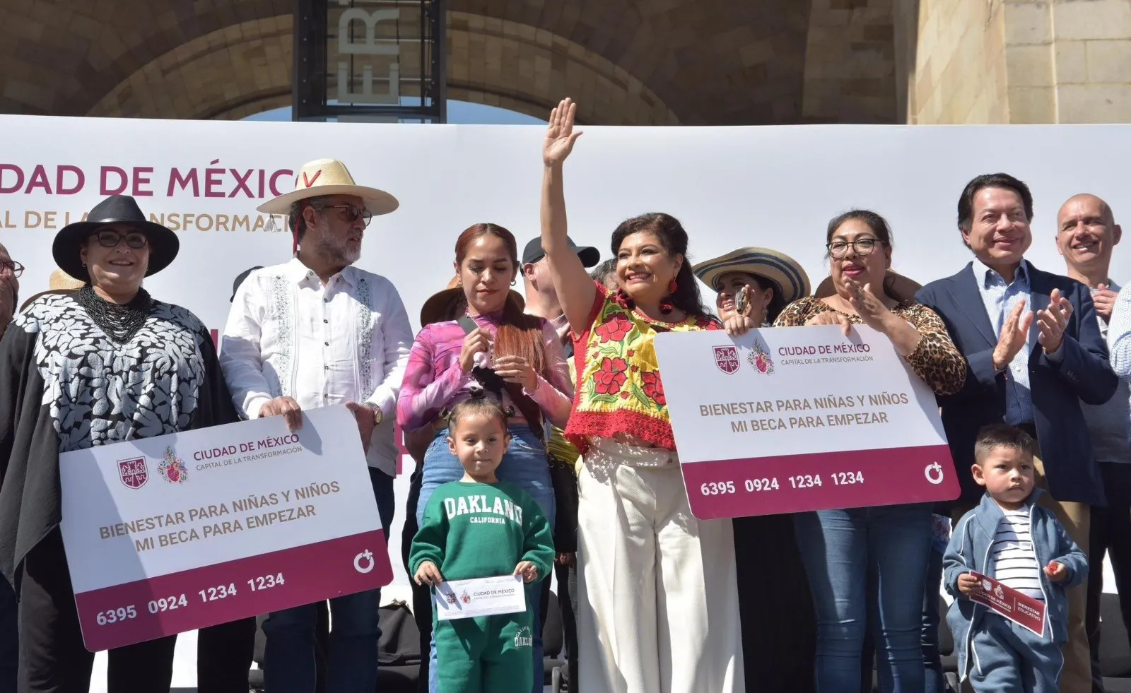 Brugada entrega más de 11 mil tarjetas de “Mi Beca para Empezar” a estudiantes de la CDMX
