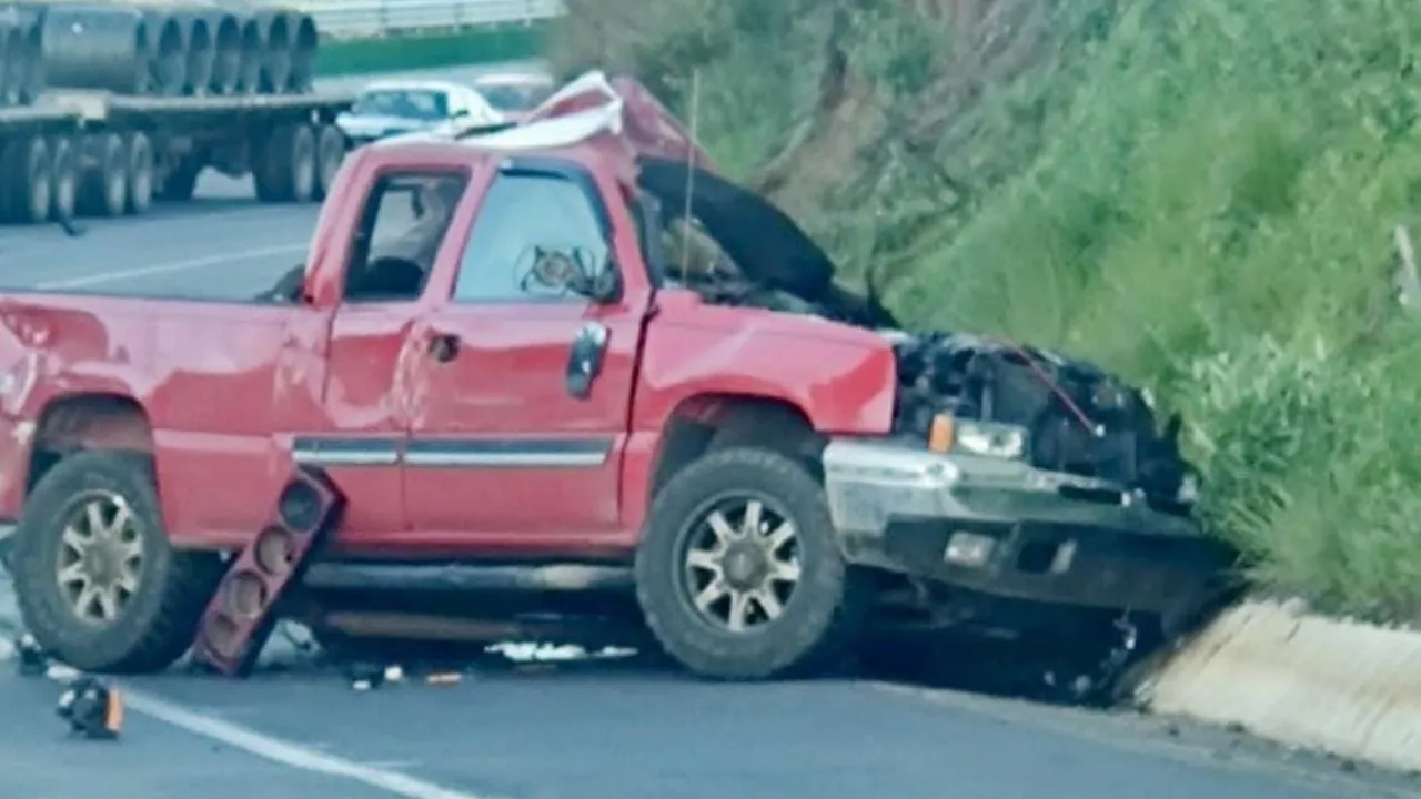 Mueren seis jornaleros en accidente carretero en Michoacán