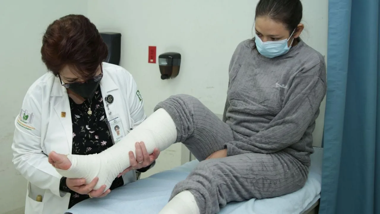 Mujer sobrevive a mordedura de serpiente a pesar de ser diagnosticada erróneamente