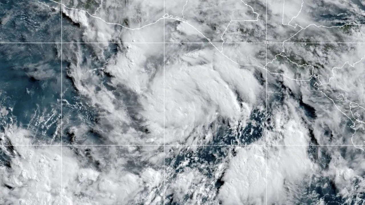 Huracán Erick se intensifica a ciclón de categoría 3 mientras se acerca a la costa sur de México