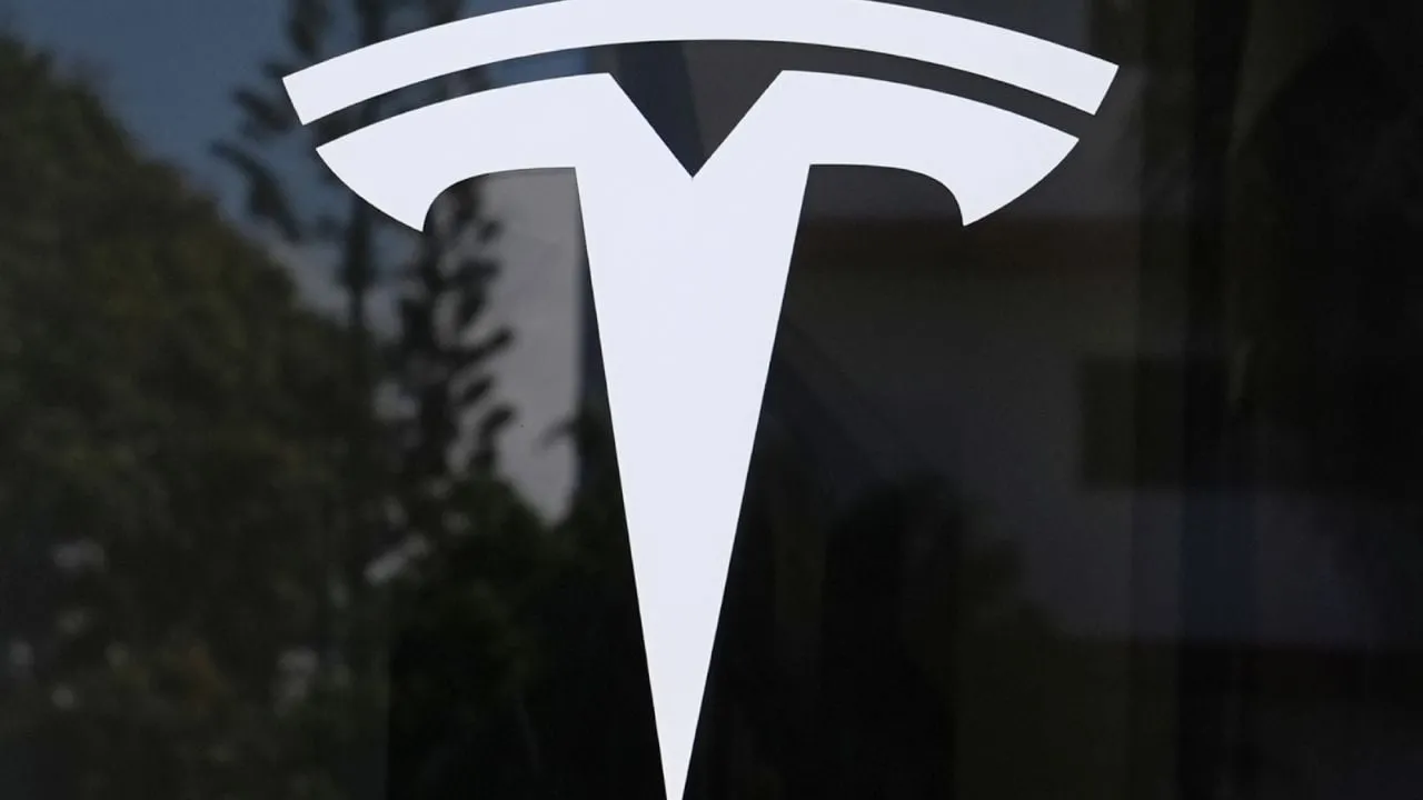 Tesla pierde título de mayor fabricante de vehículos eléctricos tras caída de ventas por segundo año