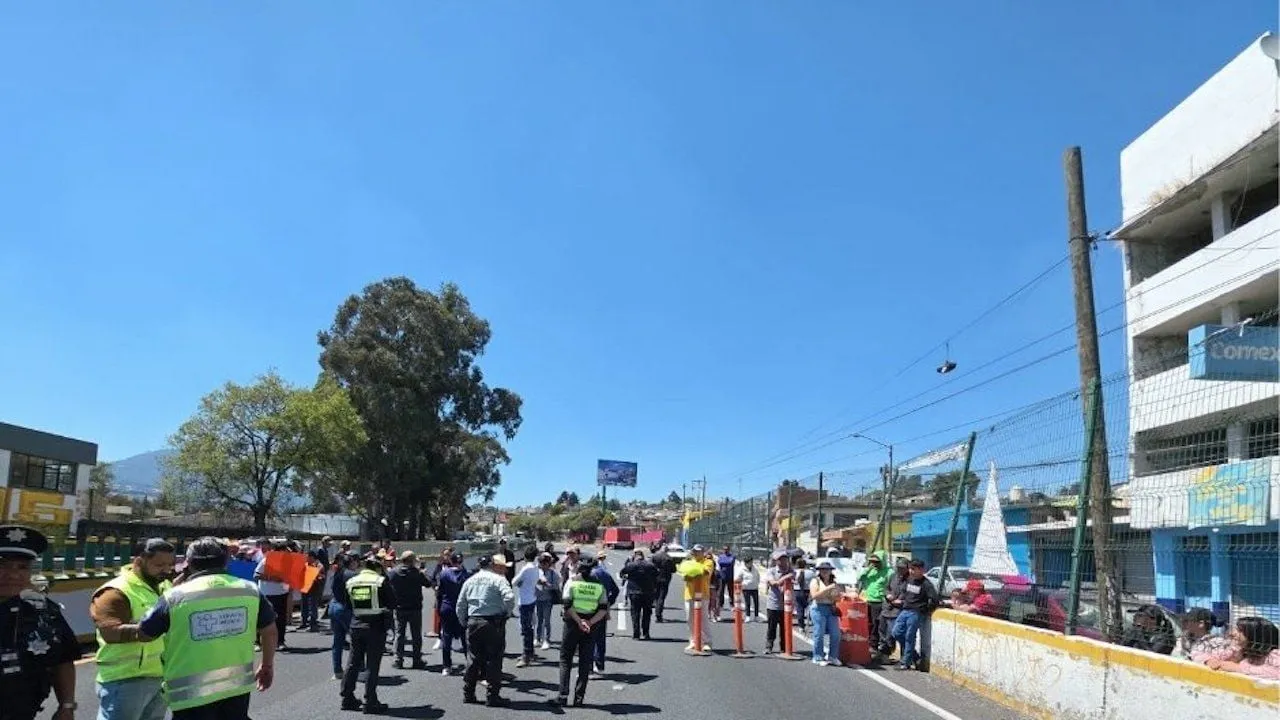 Caos vial en la México-Cuernavaca por bloqueo de habitantes de Topilejo