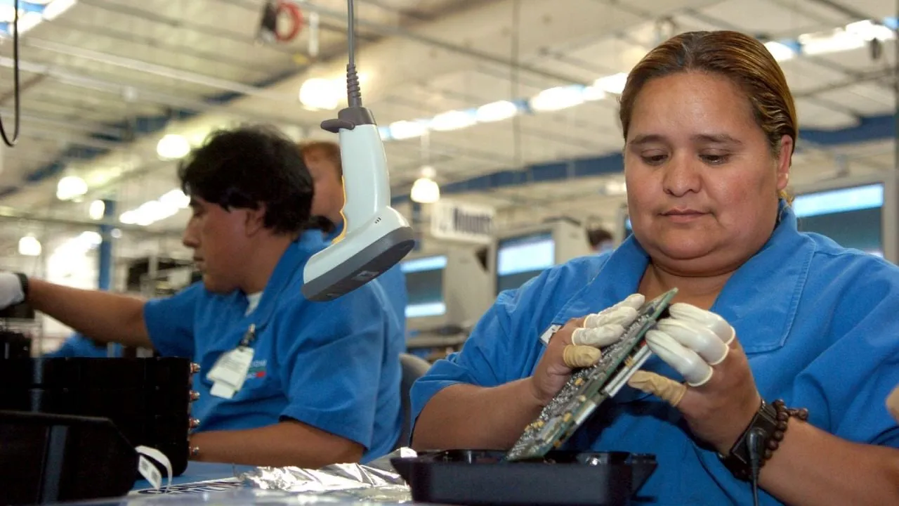 Más de 26 millones de personas trabajan por menos de un salario mínimo en México: Inegi