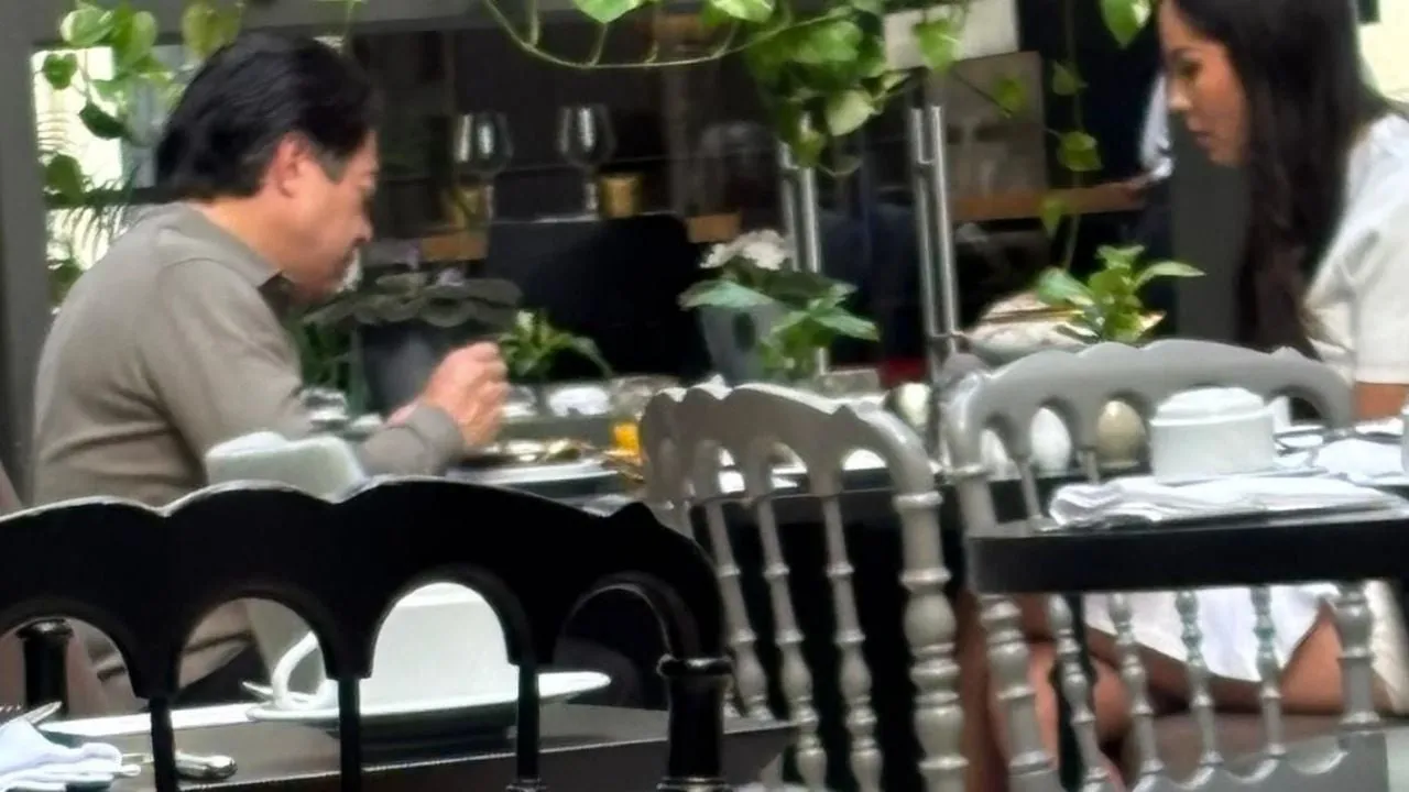 Captan a Mario Delgado vacacionando en exclusivo hotel de Portugal