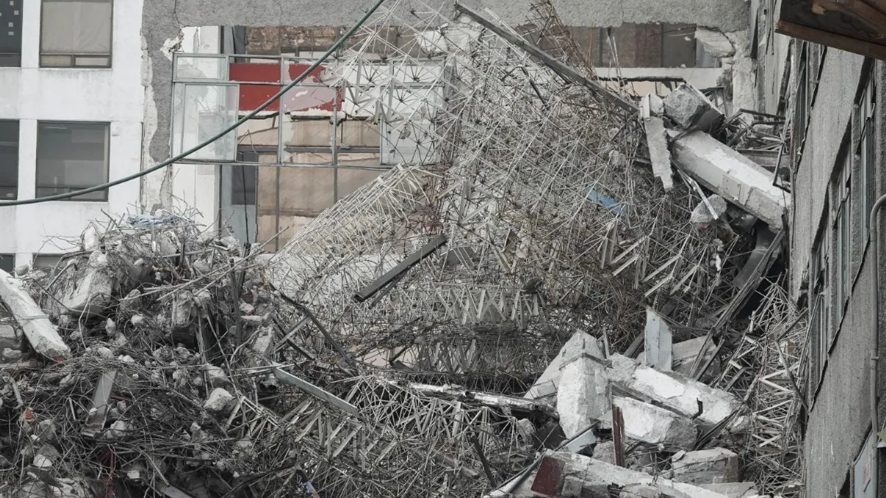 Fiscalía investiga causas del derrumbe de edificio en San Antonio Abad que dejó tres muertos