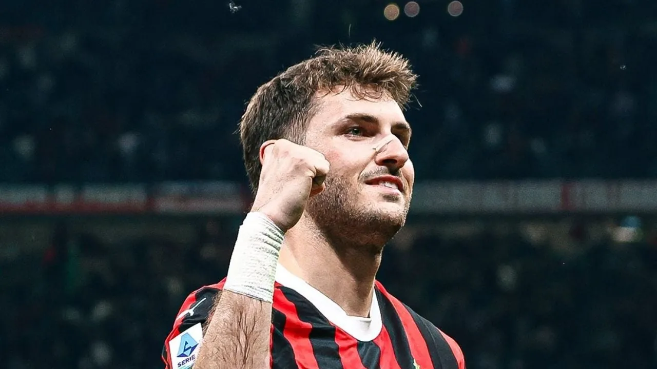 Santiago Gimenez anota dos goles en la victoria del Milan por 3-1 ante el Bolonia