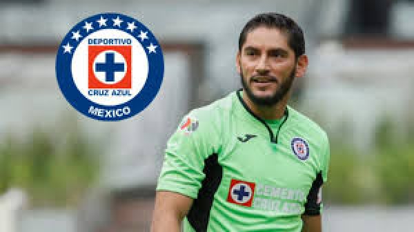 Corona habla sobre su posible salida del Cruz Azul. 