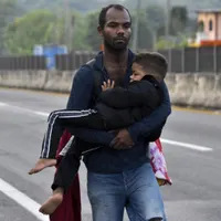 Migrantes deportados por el gobierno de Trump parten en caravana desde Chiapas