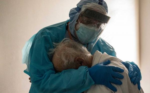 Médico abraza a abuelito con COVID, se viraliza. 