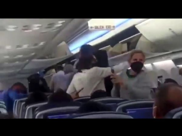 Pasajeros agreden a AMLO en vuelo comercial 