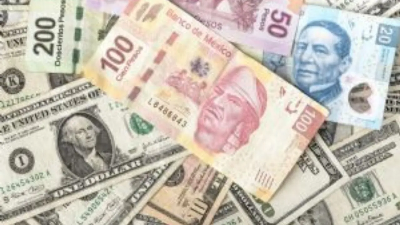 Peso gana ante el dólar mientras se esperan minutas de la Fed