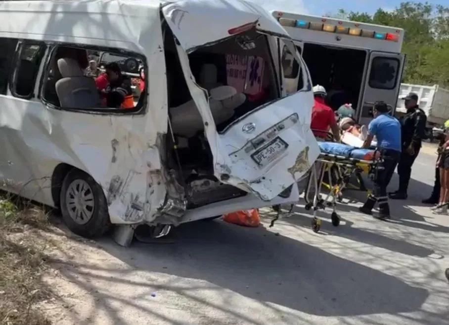Camión de carga choca contra camioneta de equipo de rugby infantil; murió una niña de 6 años