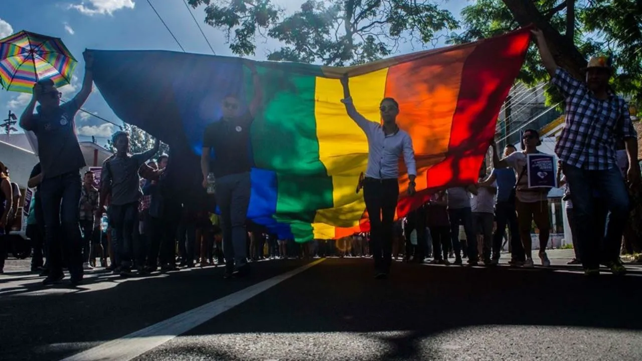 Temporales e invisibles: realidad del trabajo migrante y LGBT+ en México