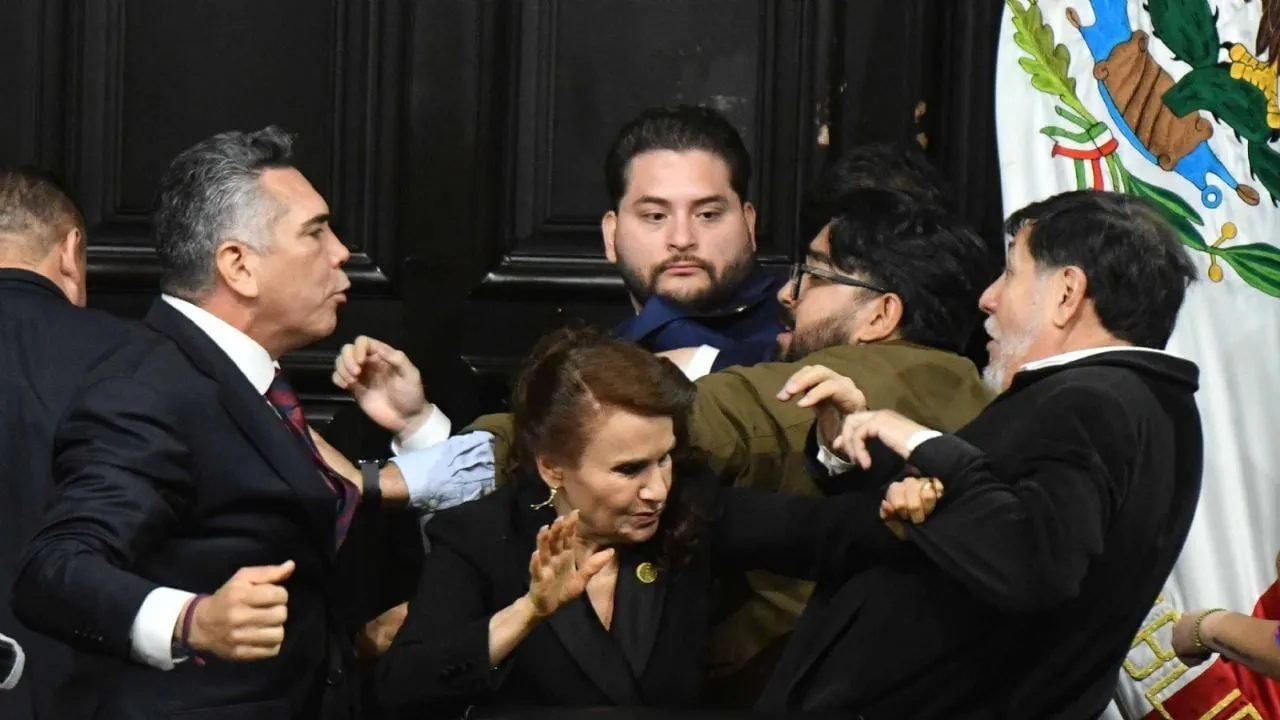 Fernández Noroña y Alito Moreno se pelean a golpes en el Senado (Videos)