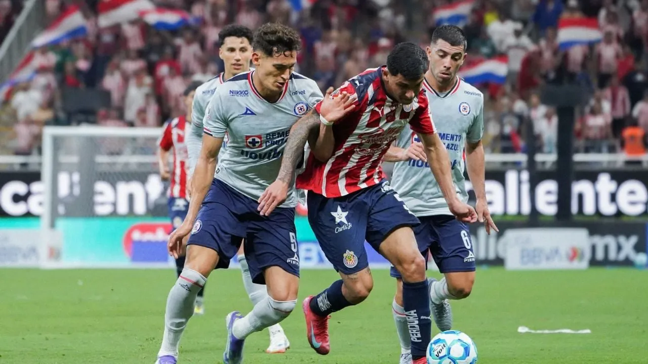 Cruz Azul vence 2-1 a Chivas y mantiene su invicto (Videos)