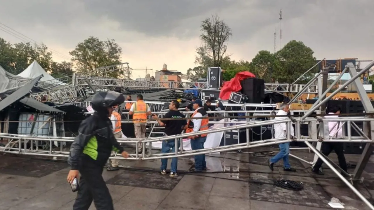 Colapsa escenario en la explanada de la alcaldía Gustavo A. Madero; hay 7 heridos (Video)