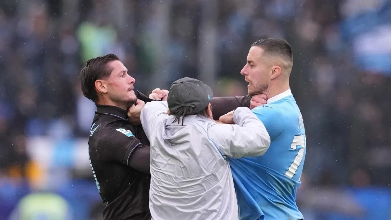 Napoli vence 2-0 a la Lazio, pero el partido acaba en caos con tres tarjetas rojas (Video)