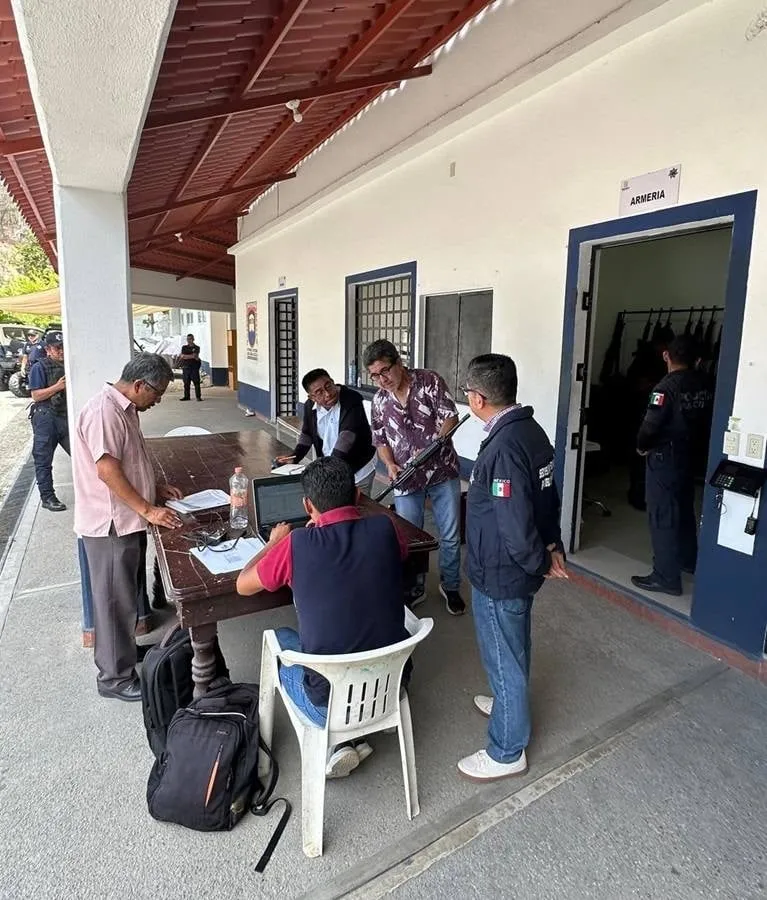 Catean y desarman a policía municipal de Huatulco por el asesinado de cinco personas de Tlaxcala