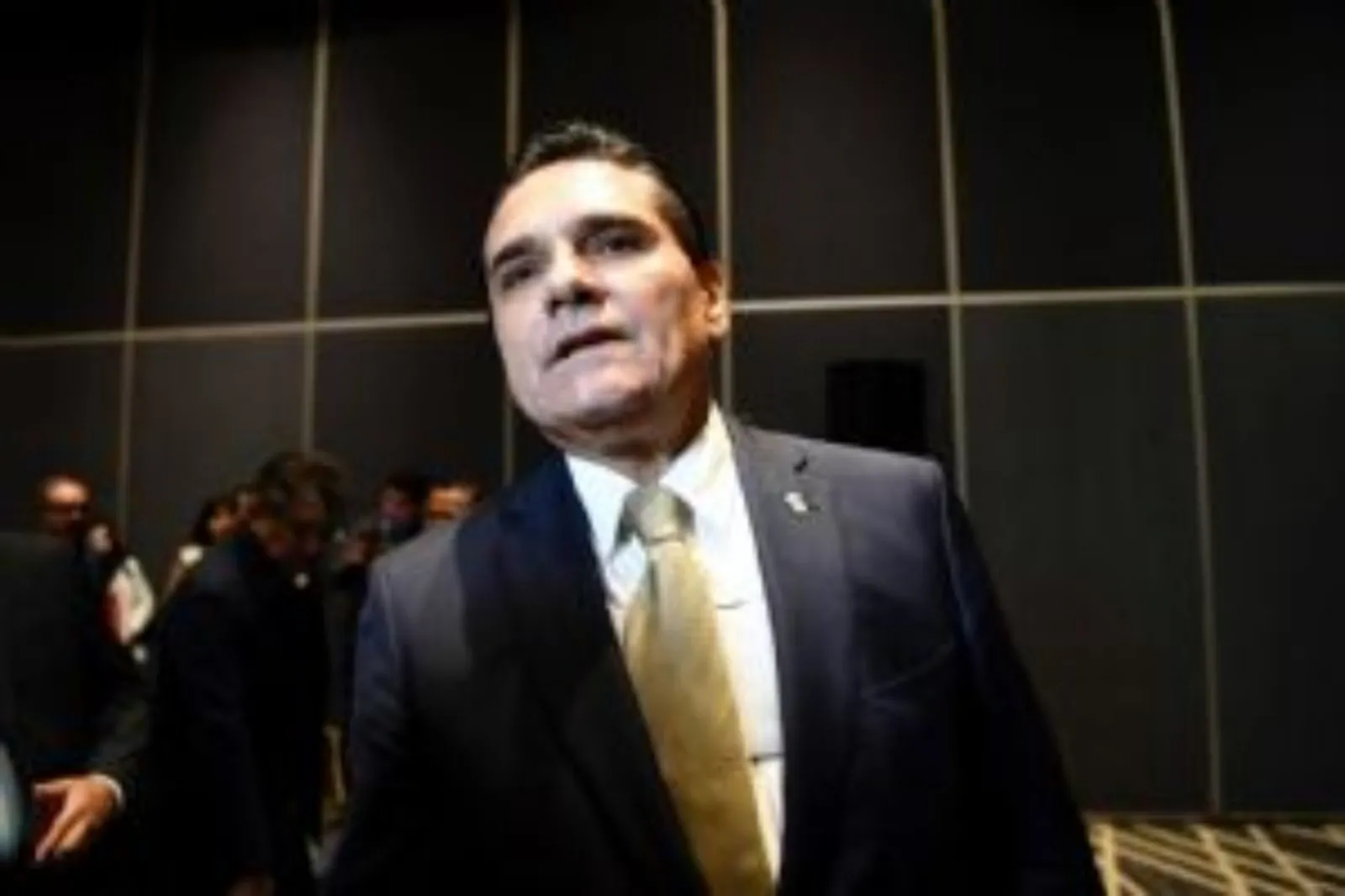 Silvano Aureoles cuenta con ficha roja de la Interpol; sospechan que salió del país
