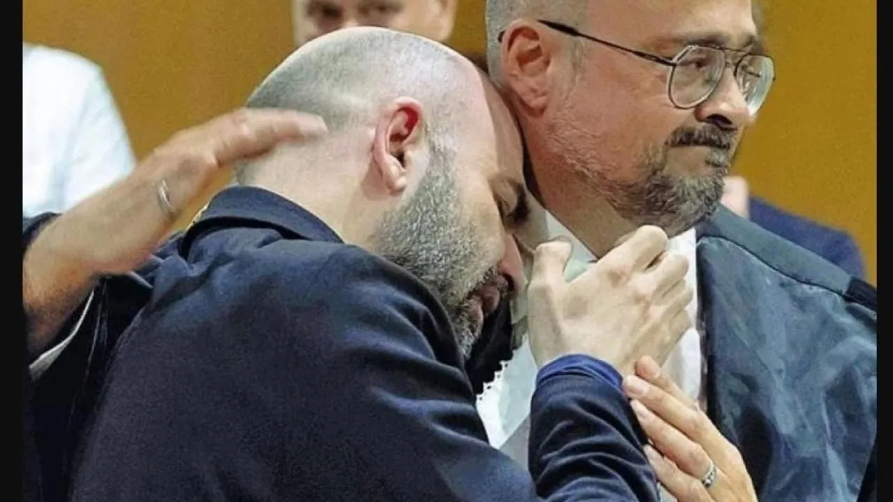 El escritor Roberto Saviano llora tras la condena de los dos mafiosos que lo amenazaron de muerte
