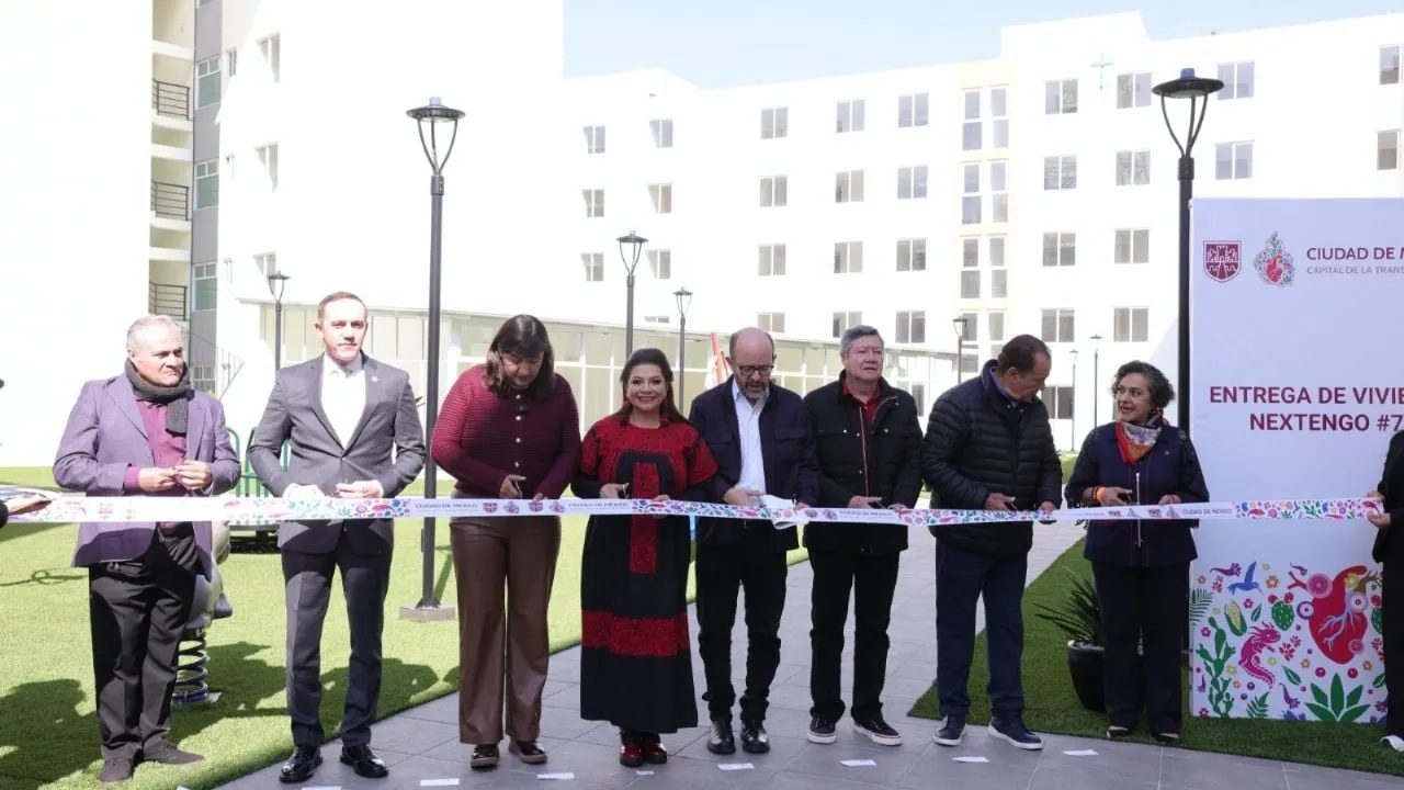 Brugada encabeza entrega de 309 viviendas de interés social para trabajadores del Metro de CDMX