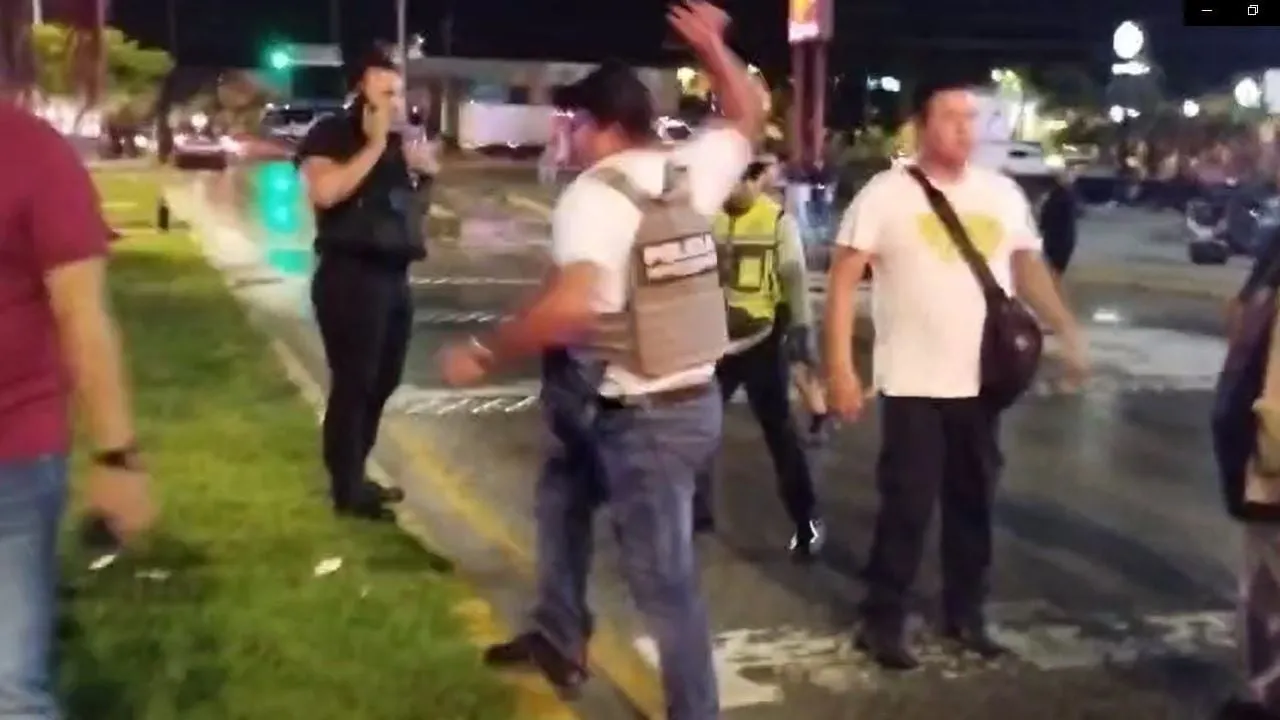 Policías de Playa del Carmen agreden a prensa que documentaba disuasión de bloqueo carretero