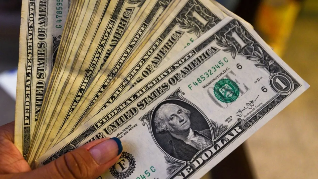 Peso se debilita tras conflicto en Medio Oriente