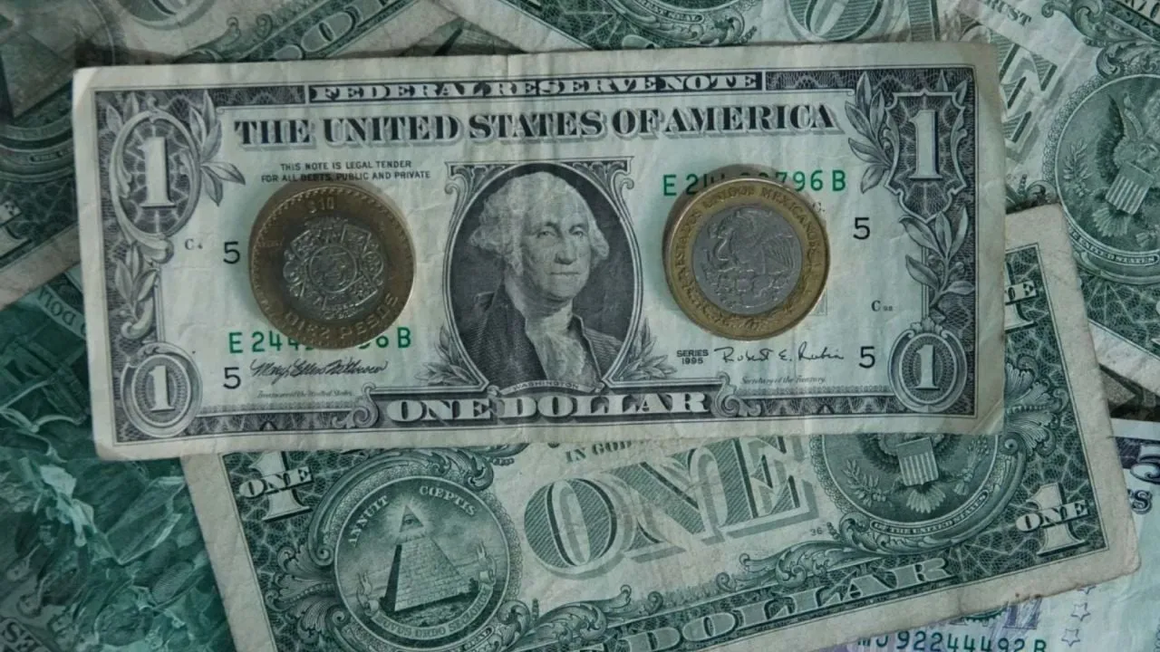 Peso cae ante el fortalecimiento del dólar