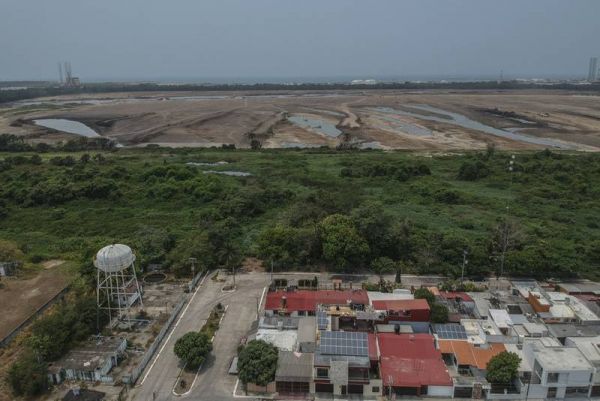 PEMEX construye refinería en área que prometió proteger