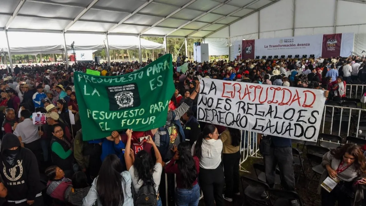 Estudiantes de la UAEM protestan durante la visita de Sheinbaum al Edomex