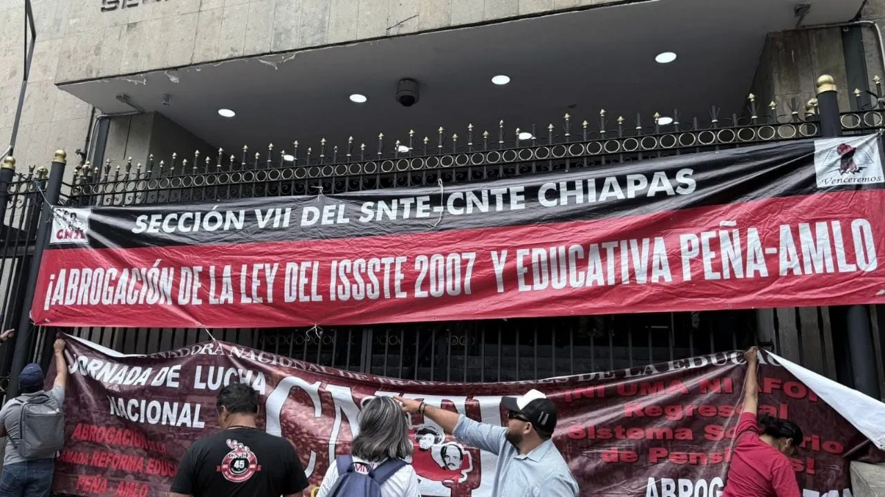 CNTE retoma mesa de negociación en Segob; llegan refuerzos para mantener plantón en el Zócalo
