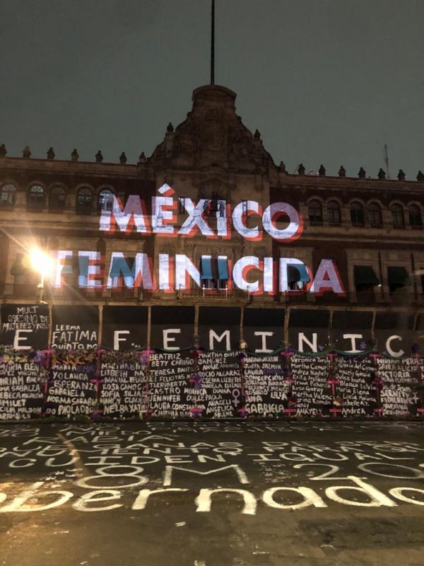 México Feminicida. - Mujeres proyectan mensajes memoriales en Palacio Nacional