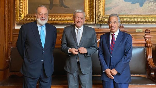 AMLO hace acuerdo con telefonía móvil para llevar servicio a comunidades alejadas.