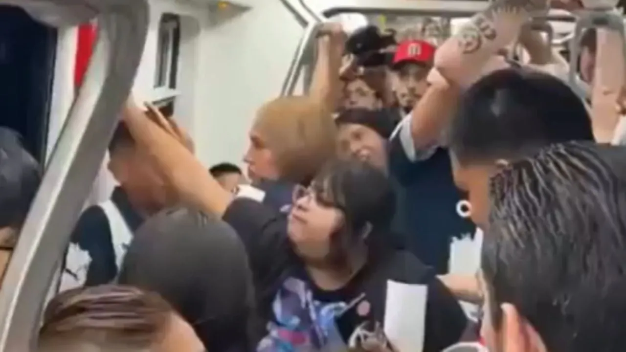 Aficionados de Rayados agreden a una mujer en el metro de Monterrey (Video)