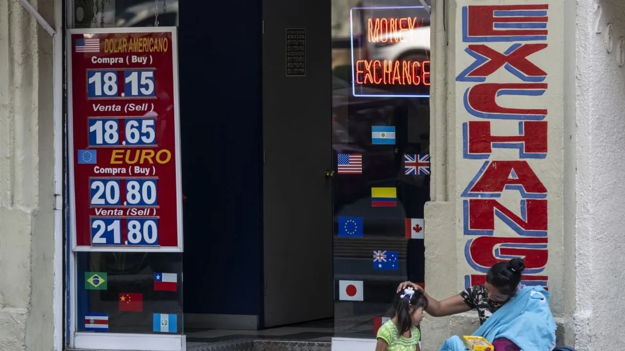 Peso gana tras datos de inflación