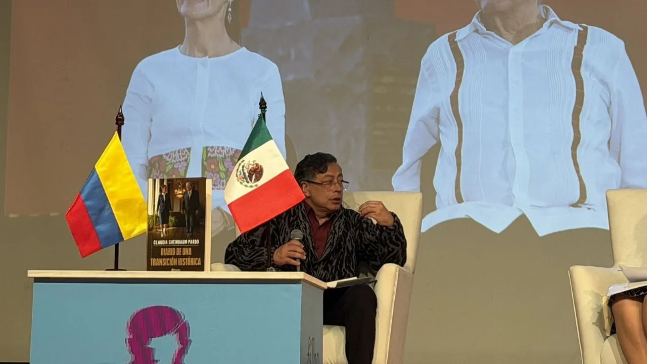 Petro presenta libro de Sheinbaum en Bogotá y critica los progresismos autoritarios