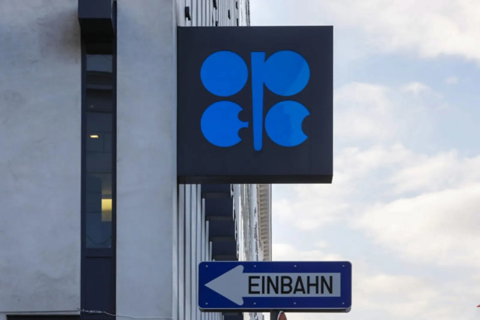 La OPEP+ decide postergar aumentos de producción petrolera