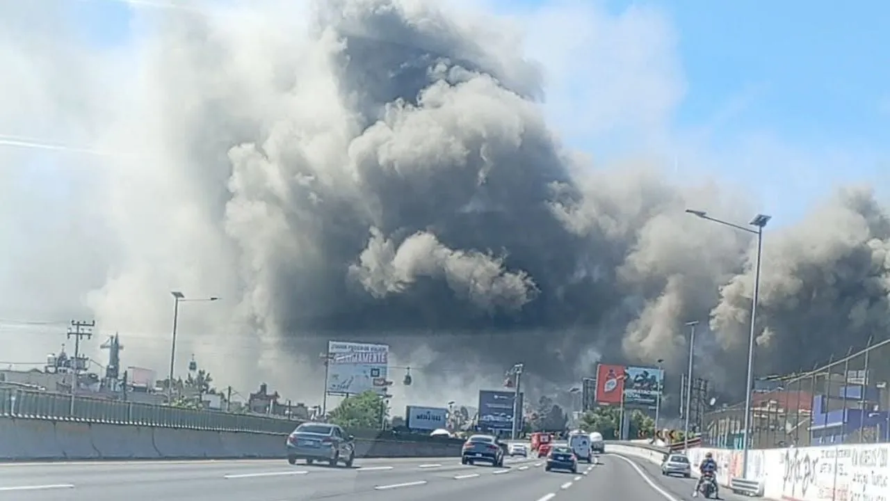 Fábrica de colchones se incendia en Ecatepec, Estado de México (Videos)