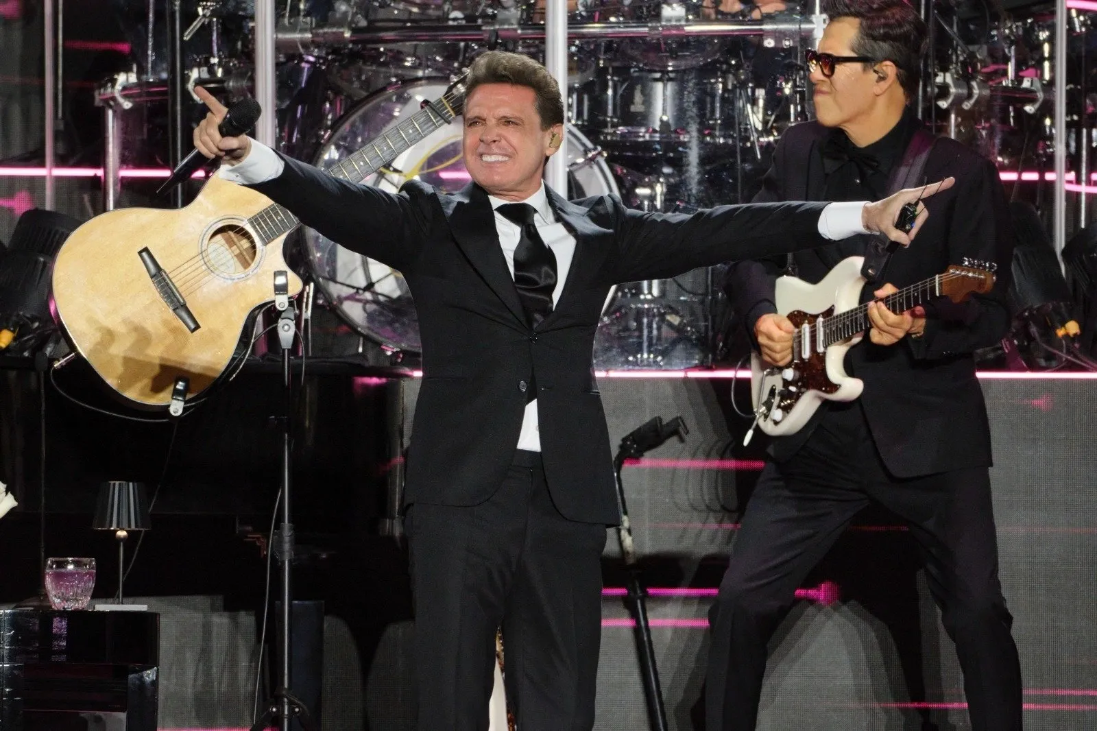 Luis Miguel, “El Sol” brilla ante 65 mil fans en pletórico Estadio GNP (Videos)